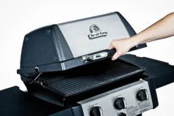 Broil King GEM 310 Gasgrill - Modell 2023 17 Broil King GEM 310 Gasgrill - Modell 2023 -Grillen im Freien 16941 broil king gem 320 deckel 814152