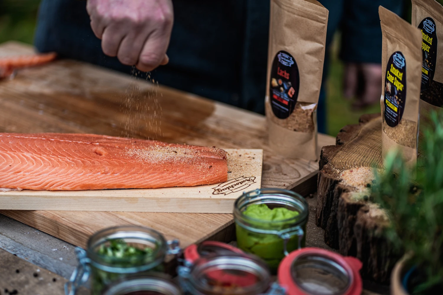 Axtschlag Flammlachsbrett Premium Line Kirsche - Klemmhalterung - Mit Patentierter Halterung Für Feuerstelle, Grillrost Und Gasgrill 8 Axtschlag Flammlachsbrett Premium Line Kirsche - Klemmhalterung - Mit Patentierter Halterung Für Feuerstelle, Grillrost Und Gasgrill – Bild 8