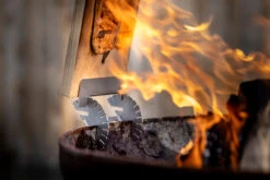 Axtschlag Flammlachsbrett Premium Line Kirsche - Klemmhalterung - Mit Patentierter Halterung Für Feuerstelle, Grillrost Und Gasgrill 26 Axtschlag Flammlachsbrett Premium Line Kirsche - Klemmhalterung - Mit Patentierter Halterung Für Feuerstelle, Grillrost Und Gasgrill -Grillen im Freien Axtschlag Birke Flammlachsbrett Edelstahl Halterung