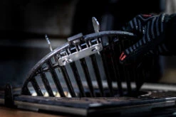 Axtschlag Flammlachsbrett Premium Line Kirsche - Klemmhalterung - Mit Patentierter Halterung Für Feuerstelle, Grillrost Und Gasgrill 29 Axtschlag Flammlachsbrett Premium Line Kirsche - Klemmhalterung - Mit Patentierter Halterung Für Feuerstelle, Grillrost Und Gasgrill -Grillen im Freien Axtschlag Flammlachsbrett Premium Edelstahl Halterung