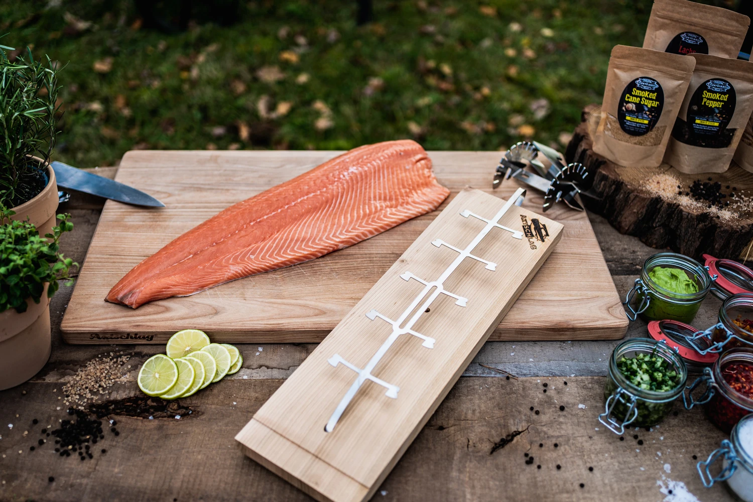 Axtschlag Flammlachsbrett Premium Line Kirsche - Klemmhalterung - Mit Patentierter Halterung Für Feuerstelle, Grillrost Und Gasgrill 7 Axtschlag Flammlachsbrett Premium Line Kirsche - Klemmhalterung - Mit Patentierter Halterung Für Feuerstelle, Grillrost Und Gasgrill – Bild 7