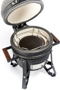 The Bastard Keramikgrill Urban Small - Schwarz Matt - Modell 2023 16 The Bastard Keramikgrill Urban Small - Schwarz Matt - Modell 2023 -Grillen im Freien Bastard Keramikgrill Urban Small Hitzeschild BU206