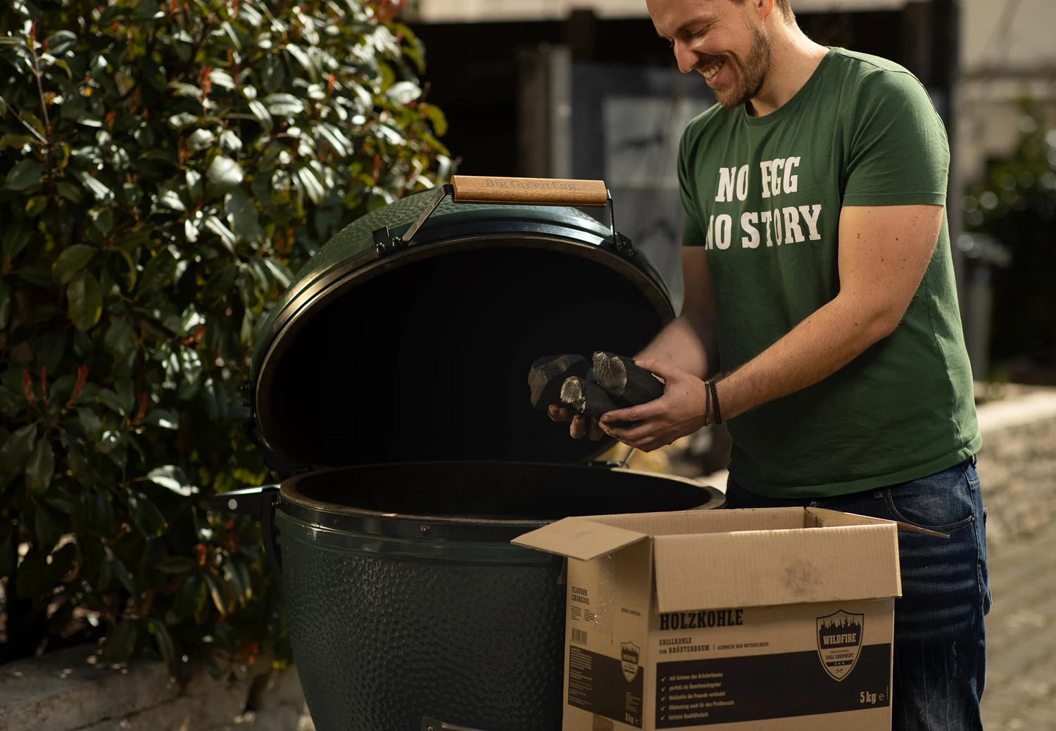 Big Green Egg Holzkohle Wildfire 5 Kg Karton - Kräuterbaum 2 Big Green Egg Holzkohle Wildfire 5 Kg Karton - Kräuterbaum – Bild 2