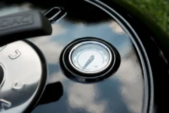 CADAC Camping Gasgrill Carri Chef 50 / BBQ Plancha + Dome - 30 Mbar 8 CADAC Camping Gasgrill Carri Chef 50 / BBQ Plancha + Dome - 30 Mbar -Grillen im Freien CADAC Carri Chef Deckel Thermometer 1