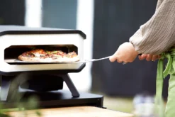 COZZE Pizzaofen Elektrisch 34 Cm (13") - Inkl. Pizzastein & Hitzeschild 7 COZZE Pizzaofen Elektrisch 34 Cm (13") - Inkl. Pizzastein & Hitzeschild -Grillen im Freien COZZE Elektro Pizzaofen 13 Zoll Lifestyle