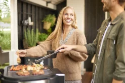 COZZE Plancha 600 / Plancha Grill Mit 2 Gusseisen Grillplatten 18 COZZE Plancha 600 / Plancha Grill Mit 2 Gusseisen Grillplatten -Grillen im Freien COZZE Plancha 600 Lifestyle