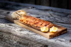 Axtschlag Flammlachsbrett Premium Line Kirsche - Klemmhalterung - Mit Patentierter Halterung Für Feuerstelle, Grillrost Und Gasgrill 32 Axtschlag Flammlachsbrett Premium Line Kirsche - Klemmhalterung - Mit Patentierter Halterung Für Feuerstelle, Grillrost Und Gasgrill -Grillen im Freien Flammlachs Brett Servieren