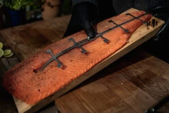 Axtschlag Flammlachsbrett Premium Line Kirsche - Klemmhalterung - Mit Patentierter Halterung Für Feuerstelle, Grillrost Und Gasgrill 25 Axtschlag Flammlachsbrett Premium Line Kirsche - Klemmhalterung - Mit Patentierter Halterung Für Feuerstelle, Grillrost Und Gasgrill -Grillen im Freien Flammlachs Premium Flammlachsbrett Birke