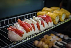 Grillfürst S530G 5-Brenner Gasgrill Mit Seitenkocher Und Gusseisen Rosten Inkl. Abdeckhaube -Grillen im Freien Grillfuerst Gasgrill Warmhalterost 3