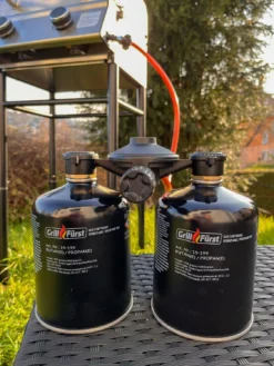 Grillfürst Kombi Kartuschen-Druckregler 50 Mbar - Für Den Anschluss Von 2 Gaskartuschen -Grillen im Freien Grillfuerst Kombi Kartuschen Druckregler Kompaktgrill 1