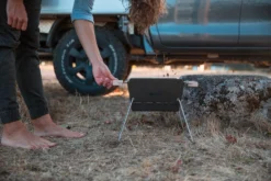 Knister Grill Small - Holzkohle Kompaktgrill -Grillen im Freien Knister Grill Campinggrill Beine Wiese