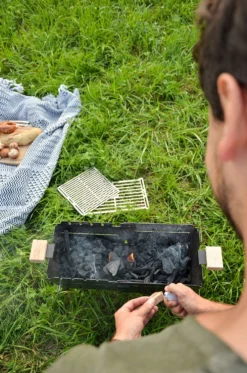 Knister Grill Original - Ausziehbarer Holzkohle Kompaktgrill 30 Knister Grill Original - Ausziehbarer Holzkohle Kompaktgrill -Grillen im Freien Knister auf der Wiese