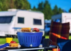 LotusGrill Classic - Holzkohle Tischgrill - Tiefblau Inkl. Tasche -Grillen im Freien LotusGrill Ambiente Campingplatz