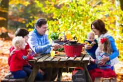 LotusGrill Classic - Holzkohle Tischgrill - Feuerrot Inkl. Tasche -Grillen im Freien LotusGrill Classic Picknick Campinggrill