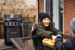 Napoleon Freestyle 425 Gasgrill, Graphit - Mit Sizzle Zone - Modell 2023 - X-DEAL Inkl. Drehspieß -Grillen im Freien Napoleon Freestyle 425 SIB Lifestyle Balkon