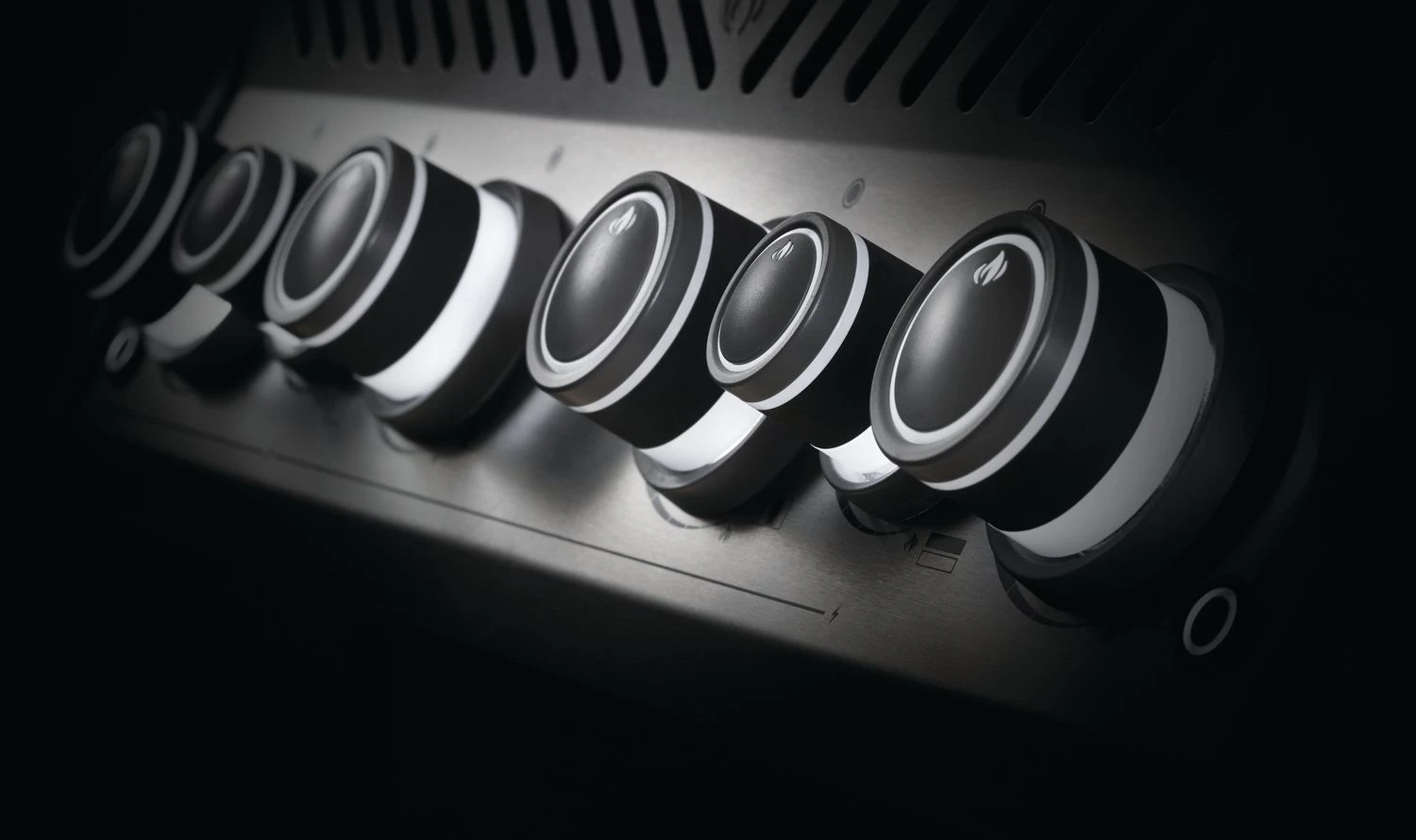 Napoleon Rogue SE 525 Gasgrill - All-black - Mit Sizzle Zone Und Heckbrenner - Grillfürst Edition - X-DEAL Inkl. Abdeckhaube, Gussplatte Und Drehspieß-Set - Modell 2022 8 Napoleon Rogue SE 525 Gasgrill - All-black - Mit Sizzle Zone Und Heckbrenner - Grillfürst Edition - X-DEAL Inkl. Abdeckhaube, Gussplatte Und Drehspieß-Set - Modell 2022 – Bild 8