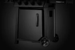 Napoleon Phantom Freestyle 425 Gasgrill, Mattschwarz - Mit Sizzle Zone Und Tür - Modell 2023 -Grillen im Freien Napoleon Phantom Freestyle F425DSIBPK PHM Detail Compartment