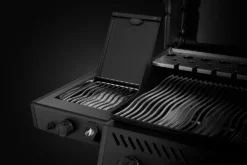 Napoleon Phantom Freestyle 425 Gasgrill, Mattschwarz - Mit Sizzle Zone Und Tür - Modell 2023 -Grillen im Freien Napoleon Phantom Freestyle F425DSIBPK PHM Detail Side Burner