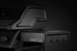 Napoleon Phantom Freestyle 425 Gasgrill, Mattschwarz - Mit Sizzle Zone Und Tür - Modell 2023 -Grillen im Freien Napoleon Phantom Freestyle F425DSIBPK PHM Detail Side Shelves
