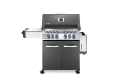 Napoleon Prestige 500 Gasgrill, Charcoal Grau - Mit Safety Glow - X-DEAL Inkl. Grillthermometer, Schneidebrett Und Windschild Für SIZZLE ZONE -Grillen im Freien Napoleon Prestige 500 Gasgrill grey Seitenablage abgeklappt 1