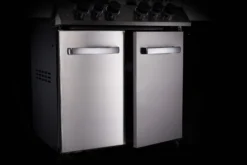 Napoleon Prestige 500 Gasgrill, Charcoal Grau - Mit Safety Glow - X-DEAL Inkl. Grillthermometer, Schneidebrett Und Windschild Für SIZZLE ZONE -Grillen im Freien Napoleon Prestige 500 grau Unterschrank Tueren 1