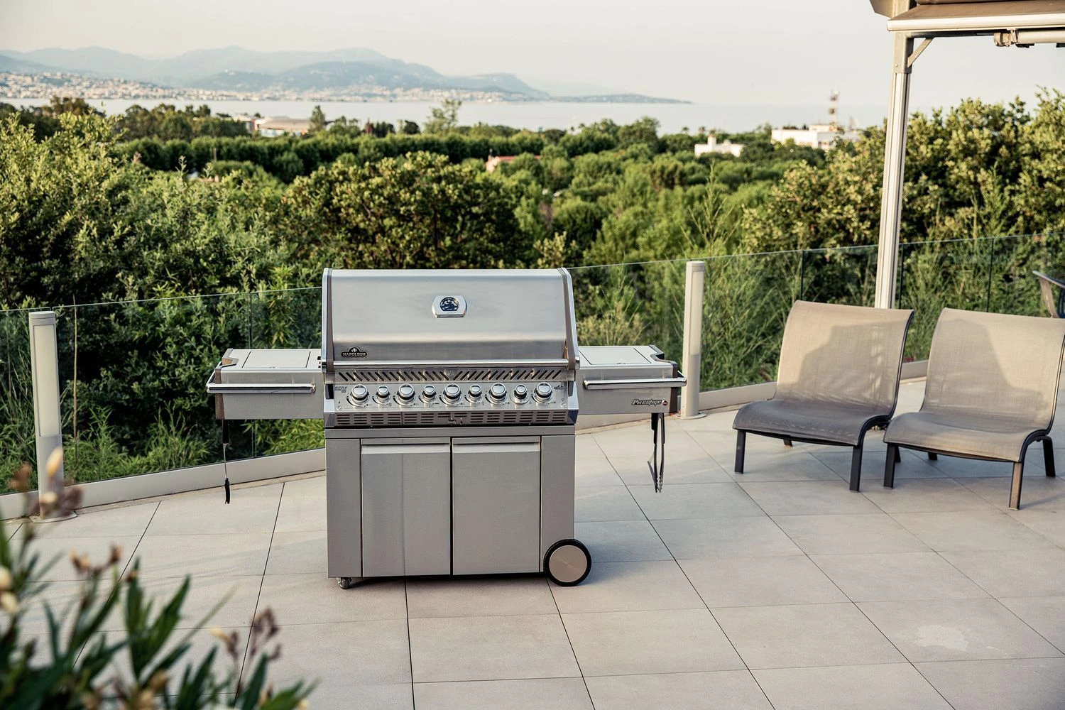 Napoleon Prestige Pro 665-3 Edelstahl Gasgrill Inkl. Drehspieß - Modell 2023 - SMART Deal Inkl. Grillfürst Grill Control Mit Companion Device Und Einstichthermometer 6 Napoleon Prestige Pro 665-3 Edelstahl Gasgrill Inkl. Drehspieß - Modell 2023 - SMART Deal Inkl. Grillfürst Grill Control Mit Companion Device Und Einstichthermometer – Bild 6