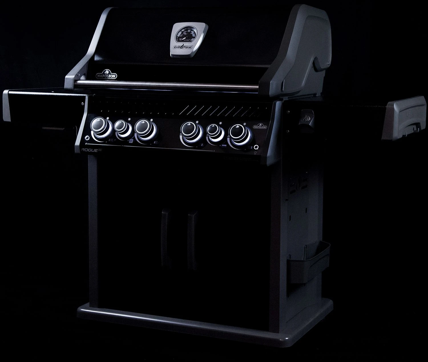 Napoleon Rogue SE 525 Gasgrill - All-black - Mit Sizzle Zone Und Heckbrenner - Grillfürst Edition - X-DEAL Inkl. Abdeckhaube, Gussplatte Und Drehspieß-Set - Modell 2022 4 Napoleon Rogue SE 525 Gasgrill - All-black - Mit Sizzle Zone Und Heckbrenner - Grillfürst Edition - X-DEAL Inkl. Abdeckhaube, Gussplatte Und Drehspieß-Set - Modell 2022 – Bild 4