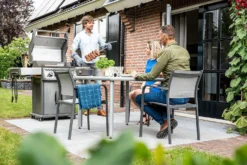 Napoleon Rogue SE 425 Edelstahl Gasgrill Mit Sizzle Zone Und Heckbrenner - Modell 2023 -Grillen im Freien Napoleon Rogue SE 425 Gasgrill Edelstahl Lifestyle