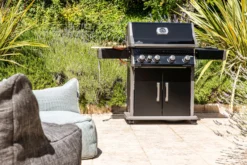 Napoleon Rogue XT 525 Gasgrill - All Black - Mit Sizzle Zone - Modell 2023 -Grillen im Freien Napoleon Rogue XT 525 Gasgrill mit Sizzle Zone Lifestyle02