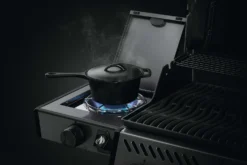 Napoleon Freestyle 365 Gasgrill, Graphit - Mit Seitenbrenner - Modell 2023 - X-DEAL Inkl. Abdeckhaube Und Gussplatte -Grillen im Freien Napoleon Seitenkocher Freestyle Pfannen Toepfe