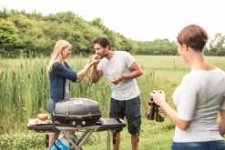 Napoleon TravelQ PRO285 Kompakt Gasgrill Schwarz Mit Klappbarem Wagen - Modell 2023 -Grillen im Freien Napoleon portabler Gasgrill Travelq Pro285 x lifestyle 1