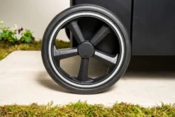 Outdoorchef Gas Kugelgrill Arosa 570 G Evo Black Style - Inkl. Blazing-/Cooking Zone Kit Plus -Grillen im Freien Outdoorchef Arosa Gas Kugelgrill 570G EVO Black Style Laufraeder