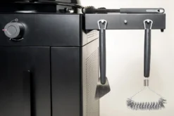 Outdoorchef Gas Kugelgrill Arosa 570 G Evo Black Style - Inkl. Blazing-/Cooking Zone Kit Plus -Grillen im Freien Outdoorchef Arosa Gas Kugelgrill 570G EVO Black Style Seitenablage