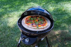 Outdoorchef Gas Kugelgrill Chelsea 420 G Pizzaofen - Pizza Chef Inkl. Grillfürst Pizzastein, Pizzaheber Und Pizzaschneider -Grillen im Freien Outdoorchef Chelsea 420 G Gas Kugelgrill Pizzaofen 1