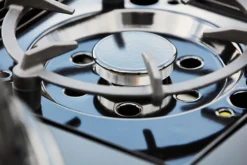 Outdoorchef Gas Kugelgrill Davos 570G Pro Mit Cooking Zone (Seitenkocher) & Abdeckhaube -Grillen im Freien Outdoorchef Cooking Zone Davos Nah