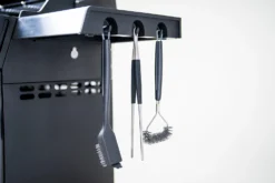 Outdoorchef Dualchef 425 G BZ Gasgrill Mit BLAZING ZONE Infrarotbrenner -Grillen im Freien Outdoorchef Dualchef 425G BZ Detail Besteckhalter 1