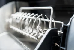 Outdoorchef Dualchef 425 G BZ Gasgrill Mit Blazing Zone Infrarotbrenner + DGS Gusseisen Grillrost 2 Stk.+ DGS Gemüse Grillrost 2 Stk. 23 Outdoorchef Dualchef 425 G BZ Gasgrill Mit Blazing Zone Infrarotbrenner + DGS Gusseisen Grillrost 2 Stk.+ DGS Gemüse Grillrost 2 Stk. -Grillen im Freien Outdoorchef Dualchef 425G BZ Detail Heat Diffuser