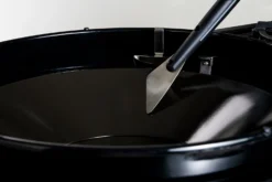 Outdoorchef Trichter-Schaber Für EASY FLIP Trichter -Grillen im Freien Outdoorchef Trichter Schaber Anwendung01