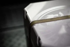 Petromax Kühlbox 50 Liter Alpenweiß - Inkl. Sitzkissen, Haft-Unterlage Und Einsatzkorb 21 Petromax Kühlbox 50 Liter Alpenweiß - Inkl. Sitzkissen, Haft-Unterlage Und Einsatzkorb -Grillen im Freien Petromax kuehlbox deckel