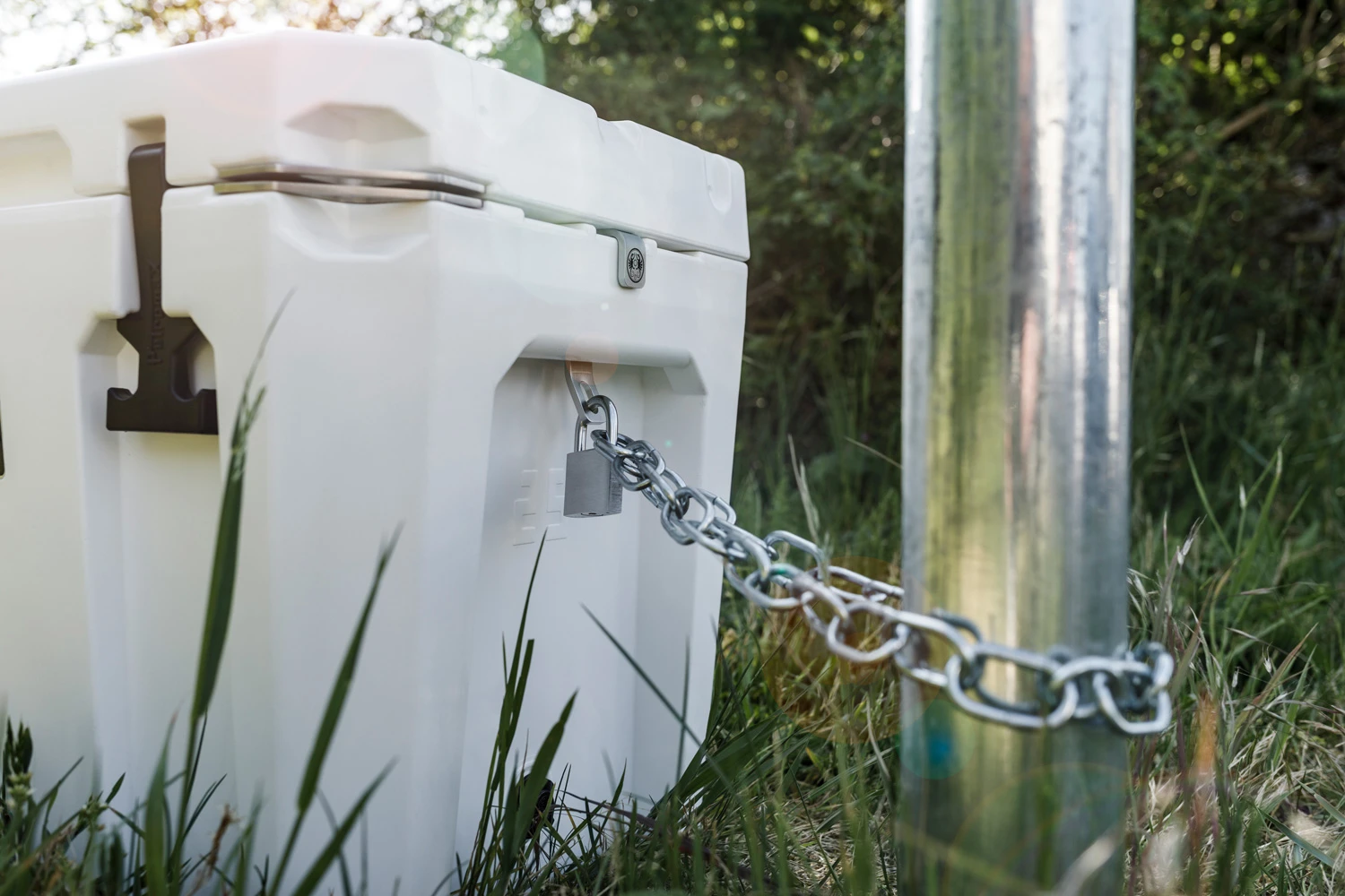 Petromax Schlosshalterung / Diebstahlsicherung Mit Flaschenöffner Für Kühlbox 2 Petromax Schlosshalterung / Diebstahlsicherung Mit Flaschenöffner Für Kühlbox – Bild 2