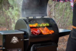 Pit Boss Pelletgrill Navigator 550 -Grillen im Freien Pit Boss Navigator 550 Pelletgrill Smoker 10613 Deckel offen