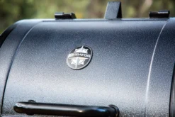 Pit Boss Pelletgrill Navigator 550 -Grillen im Freien Pit Boss Navigator 550 Pelletgrill Smoker 10613 Logo Deckel
