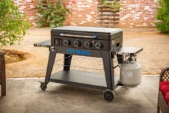 Pit Boss Plancha Grill Ultimate Plancha 4-Brenner - Mit Untergestell -Grillen im Freien Pit Boss Planchagrill Ultimate 4 Brenner Gasflaschenhalter