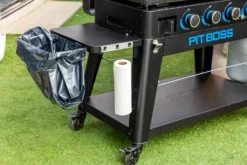 Pit Boss Plancha Grill Ultimate Plancha 4-Brenner - Mit Untergestell -Grillen im Freien Pit Boss Planchagrill Ultimate 4 Brenner Kuechenrollenhalter 1