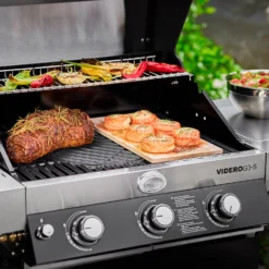 Rösle Gasgrill Videro G3-S VARIO+ Schwarz - Modell 2023 - X-DEAL Inkl. Abdeckhaube, Grillplatte Und Drehspieß 32 Rösle Gasgrill Videro G3-S VARIO+ Schwarz - Modell 2023 - X-DEAL Inkl. Abdeckhaube, Grillplatte Und Drehspieß -Grillen im Freien Roesle Gasgrill Videro G3 S Mood Grillflaeche