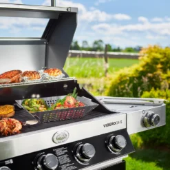 Rösle Gasgrill Videro G4-S VARIO+ Schwarz - Modell 2023 - X-DEAL Inkl. Abdeckhaube, Grillplatte Und Drehspieß -Grillen im Freien Roesle Gasgrill Videro G4 S Mood Grillflaeche
