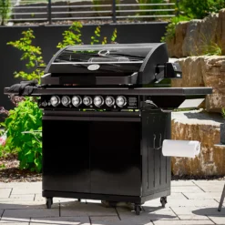 Rösle Gasgrill Magnum PRO G4-S - X-DEAL Inkl. Abdeckhaube, Gusseisen Grillplatte Und Drehspieß - Modell 2023 22 Rösle Gasgrill Magnum PRO G4-S - X-DEAL Inkl. Abdeckhaube, Gusseisen Grillplatte Und Drehspieß - Modell 2023 -Grillen im Freien Roesle Magnum PRO G4 S Lifestyle