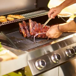 Rösle Gasgrill Videro G4 Edelstahl - Modell 2023 Inkl. Abdeckhaube -Grillen im Freien Roesle Videro G4 Edelstahl Gasgrill Station Mood