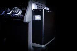 Napoleon Rogue SE 525 Gasgrill - All-black - Mit Sizzle Zone Und Heckbrenner - Grillfürst Edition - X-DEAL Inkl. Abdeckhaube, Gussplatte Und Drehspieß-Set - Modell 2022 29 Napoleon Rogue SE 525 Gasgrill - All-black - Mit Sizzle Zone Und Heckbrenner - Grillfürst Edition - X-DEAL Inkl. Abdeckhaube, Gussplatte Und Drehspieß-Set - Modell 2022 -Grillen im Freien Seitenablage abgeklappt all black