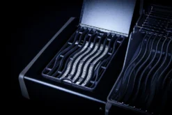 Napoleon Rogue SE 525 Gasgrill - All-black - Mit Sizzle Zone Und Heckbrenner - Grillfürst Edition - X-DEAL Inkl. Abdeckhaube, Gussplatte Und Drehspieß-Set - Modell 2022 22 Napoleon Rogue SE 525 Gasgrill - All-black - Mit Sizzle Zone Und Heckbrenner - Grillfürst Edition - X-DEAL Inkl. Abdeckhaube, Gussplatte Und Drehspieß-Set - Modell 2022 -Grillen im Freien Sizzle Zone All Black